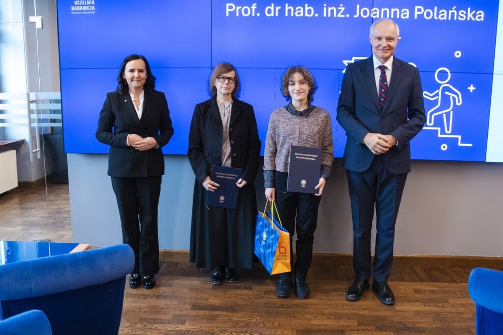 Prezes Michał Lasak kontynuuje program pod opieką opiekuna SKN SpaceCoffee Dr. inż. Tomasza Grzejszczaka.